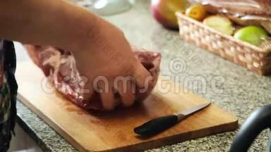 在烤箱里准备肉的人的手